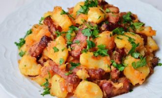 Pommes de terre cuites avec de la viande dans une mijoteuse