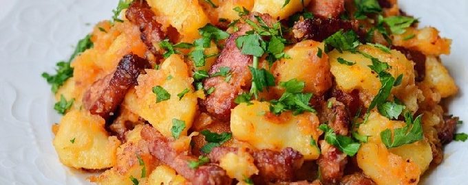 Batatas cozidas com carne na panela elétrica