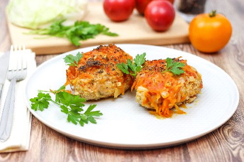 Rouleaux de chou paresseux dans une casserole avec du chou, de la viande hachée et du riz