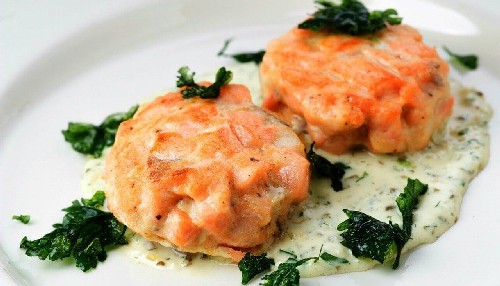 Bolinhos de peixe de salmão rosa