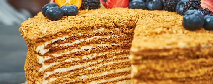 Bolo de mel clássico - 10 receitas fáceis passo a passo com uma foto