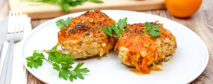 Rouleaux de chou paresseux dans une casserole avec du chou, de la viande hachée et du riz