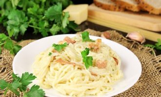 Makaron Carbonara z boczkiem i śmietaną