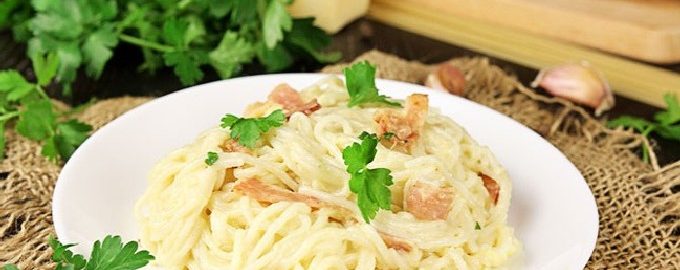 Macarrão carbonara com bacon e creme