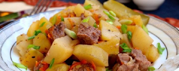 Batatas cozidas com carne