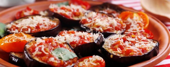 Aubergines aux tomates et à l'ail, frites dans une poêle