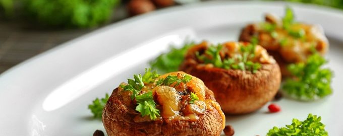 Cogumelos recheados no forno com queijo