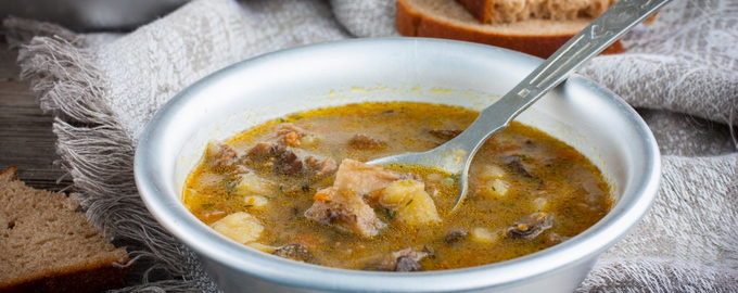 Sopa de cogumelos feita de cogumelos congelados