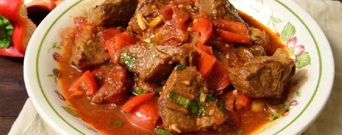 Goulash de porco com molho na frigideira