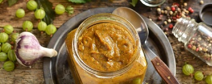 Sauce aux groseilles pour la viande pour l'hiver